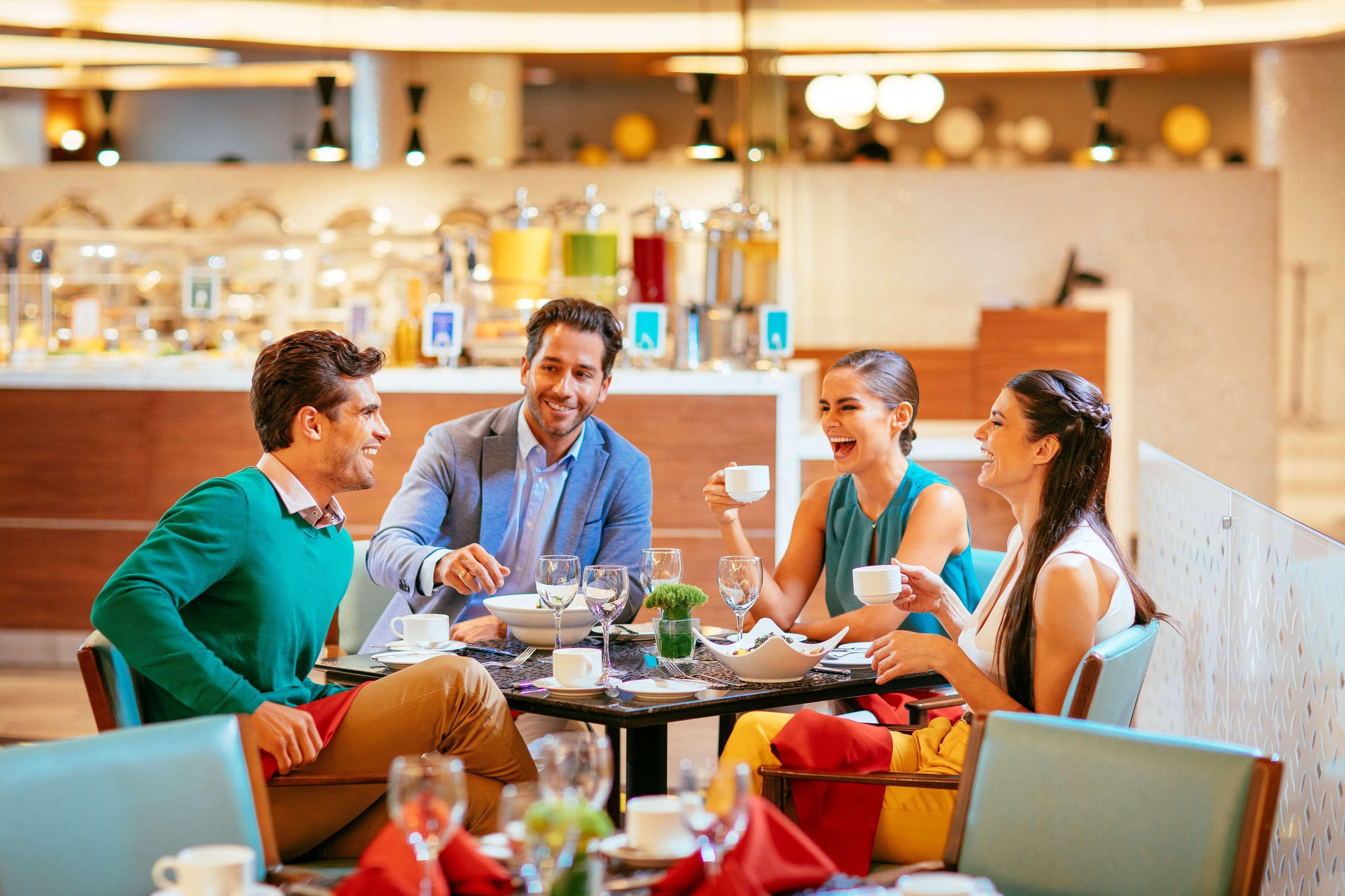 Hotel Barcelo Mexico Reforma Esterno foto A group of friends dining together