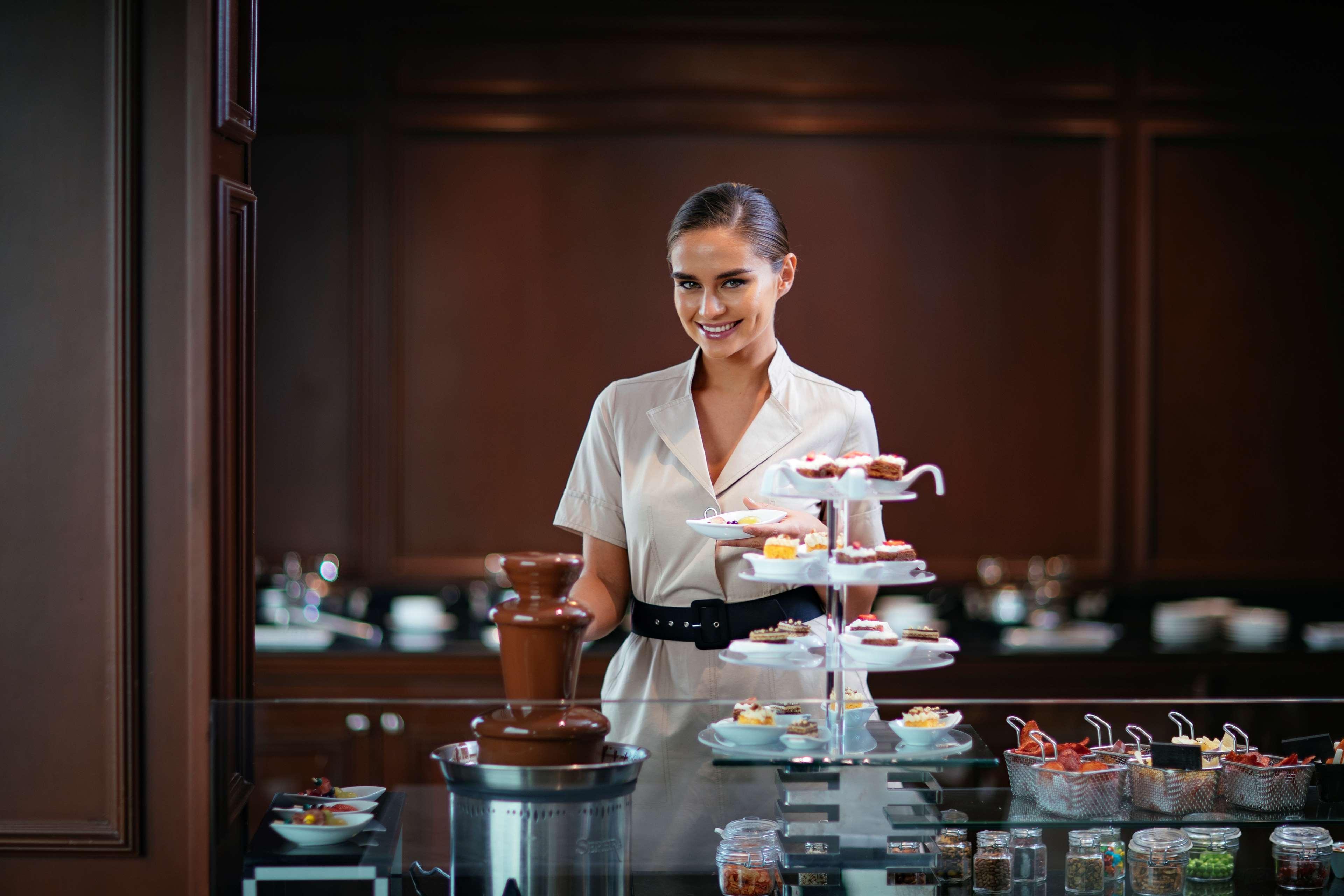 Hotel Barcelo Mexico Reforma Esterno foto A Thai Airways flight attendant