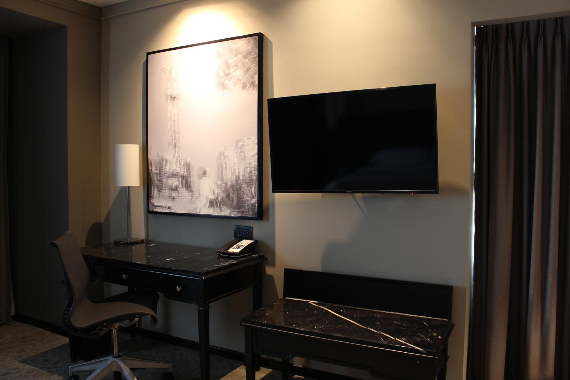 Hotel Barcelo Mexico Reforma Esterno foto A television mounted on a wall