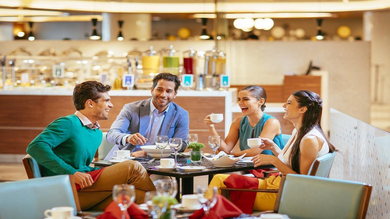 Hotel Barcelo Mexico Reforma Esterno foto A family dining at the hotel
