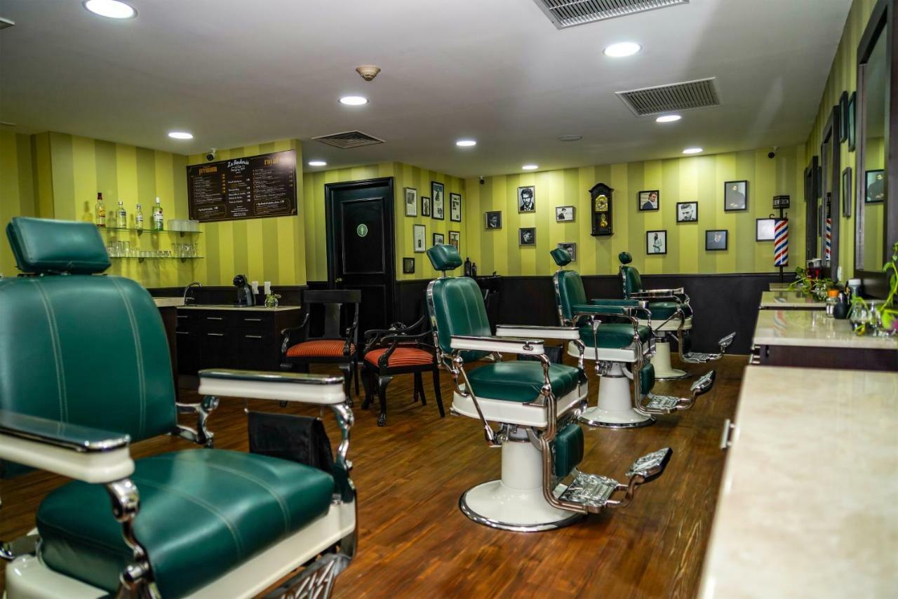 Hotel Barcelo Mexico Reforma Esterno foto A barbershop in India