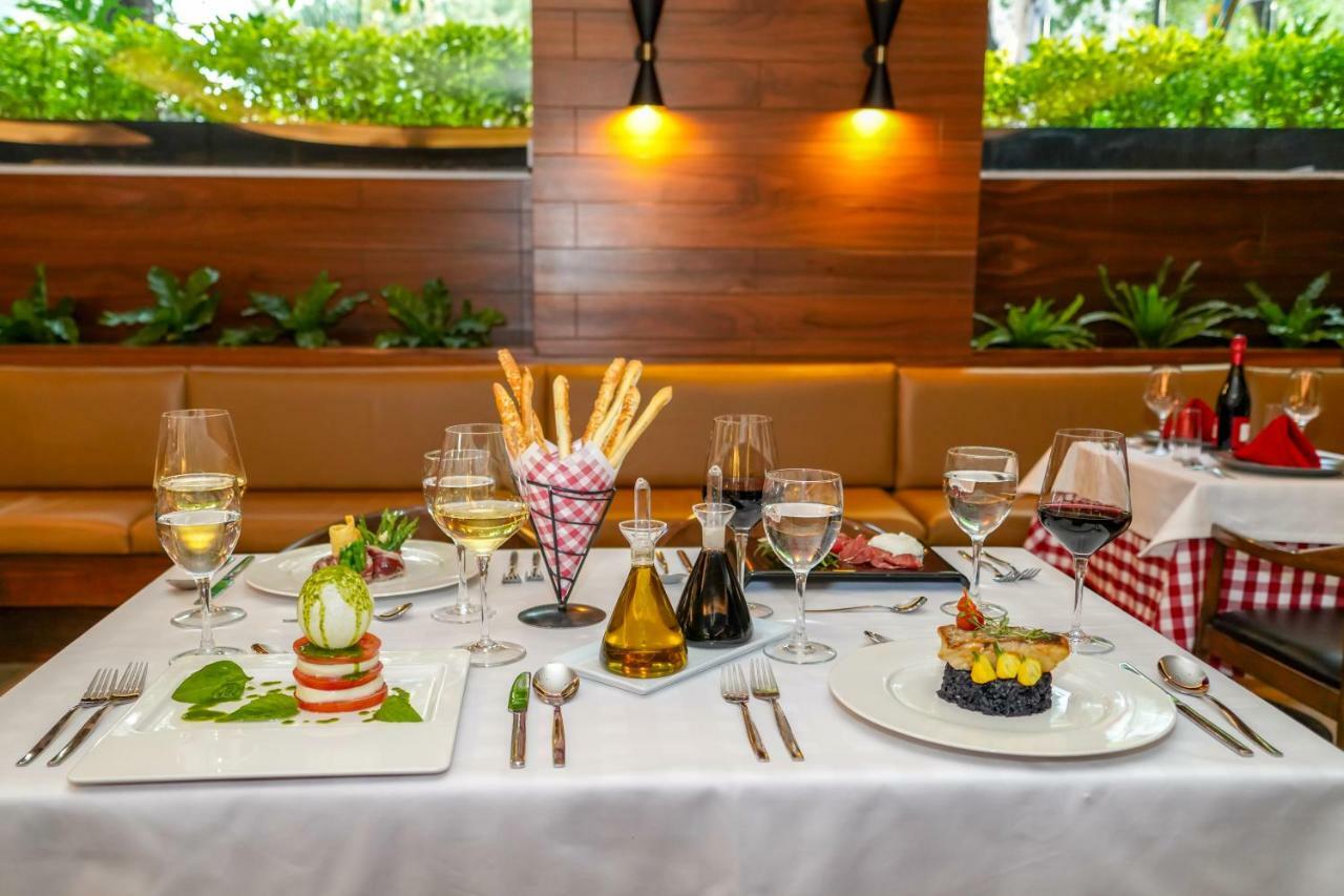 Hotel Barcelo Mexico Reforma Esterno foto A table set for a meal